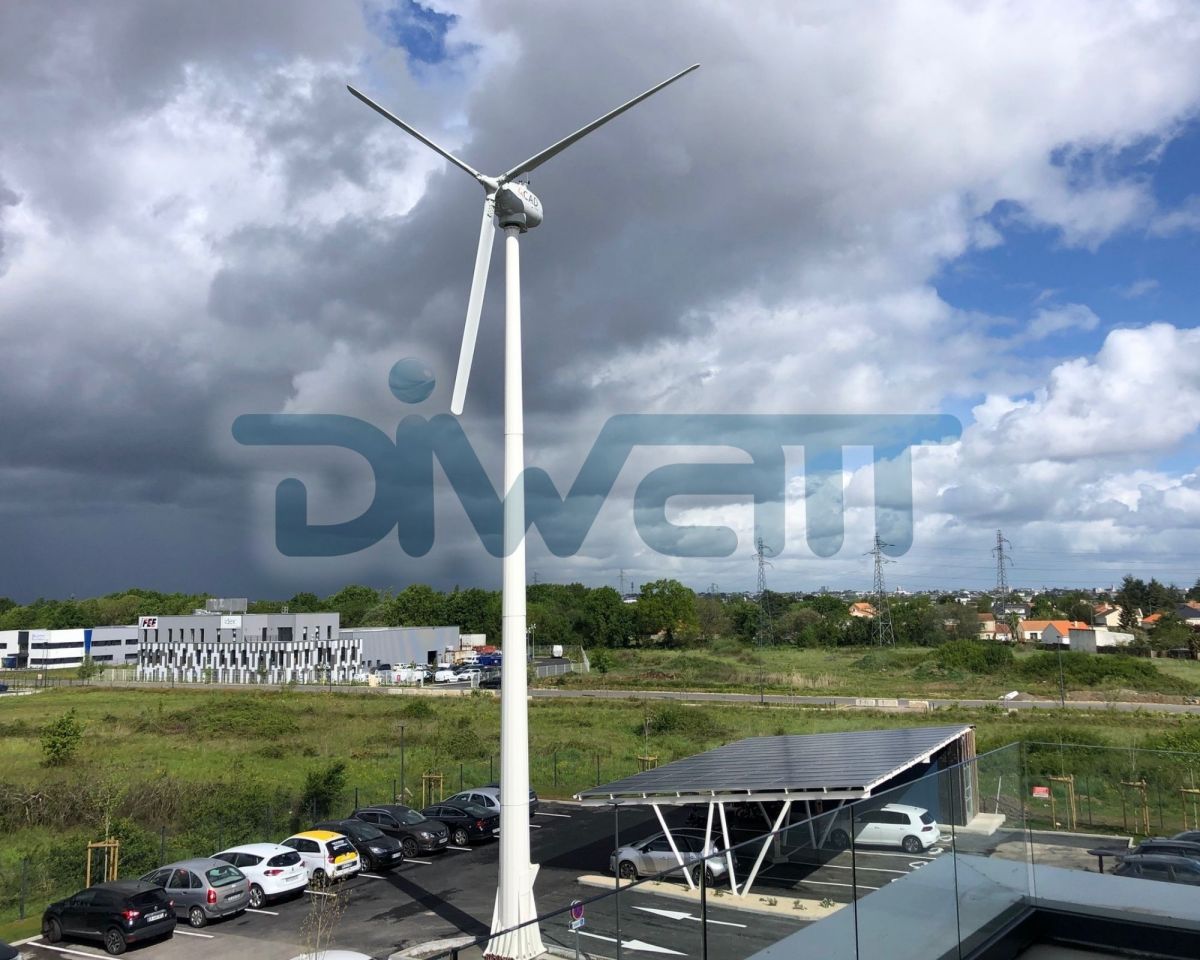 Installation en mix énergétique d'un carport solaire et d'une éolienne 