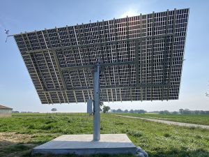 Vue arrière d'un tracker solaire installé par DIWATT