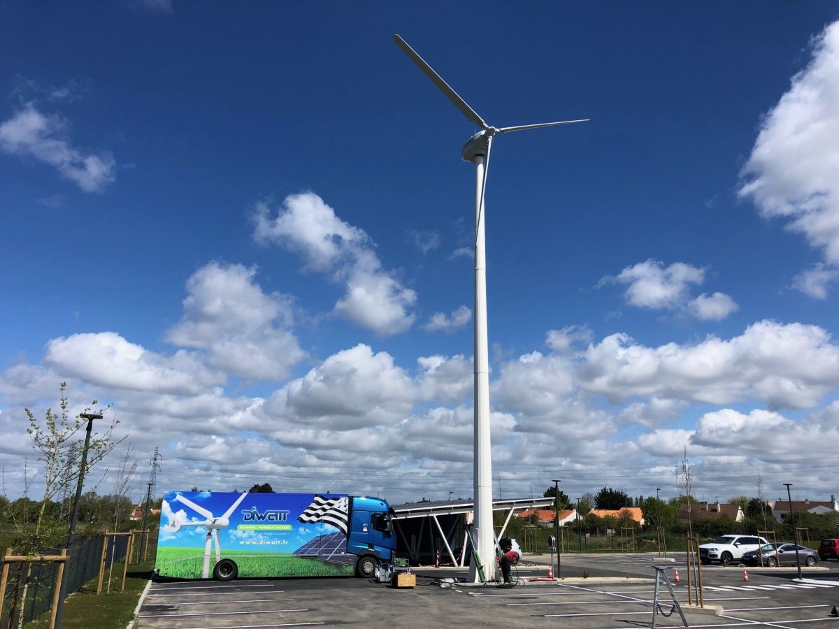 Installation d'une éolienne pour entreprise de 25 kW et d'un carport solaire photovoltaïque.