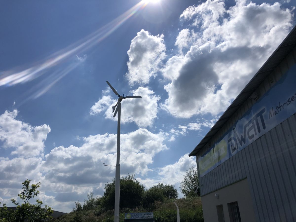 Eolienne windspot installée sur un mât autoportant basculant Diwatt