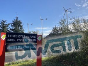 Trois éoliennes WINDSPOT installées dans un complexe hôtelier Rhône Alpes