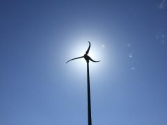 Installation d'une éolienne sur mât pour particulier